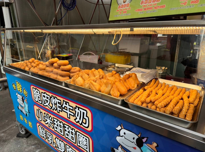 草屯 草鞋墩夜市，現場工作人員