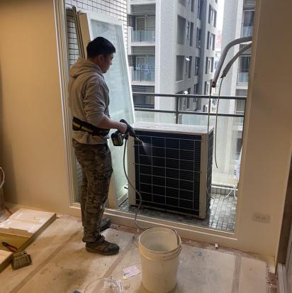 冷氣助手，協助拿工具給師父。