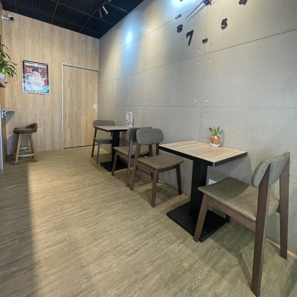 默默咖啡虎尾店工作人員