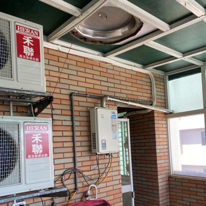 冷氣助手，協助拿工具給師父。