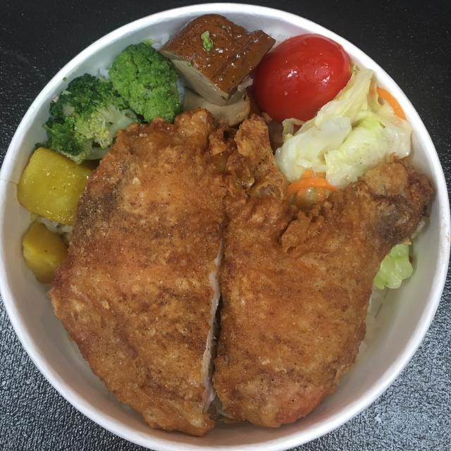 【品牌介紹】紅葉食品行在梧棲院區經營超過20年 各種中式美食現炒料理，口味道地深得消費者喜愛 【產品服務】梧棲童綜合醫院B2美食街紅葉美食現炒在院區服務超過20年，經濟實惠的日常餐點.. 服務的對象為院內所有同仁、醫生，護理人員，住院患者，家屬，...