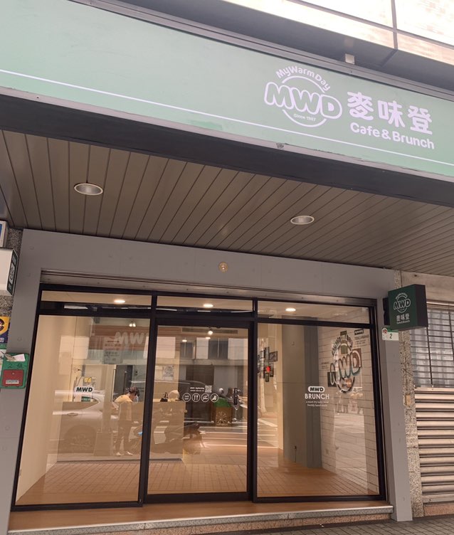 麥味登早午餐店服務人員