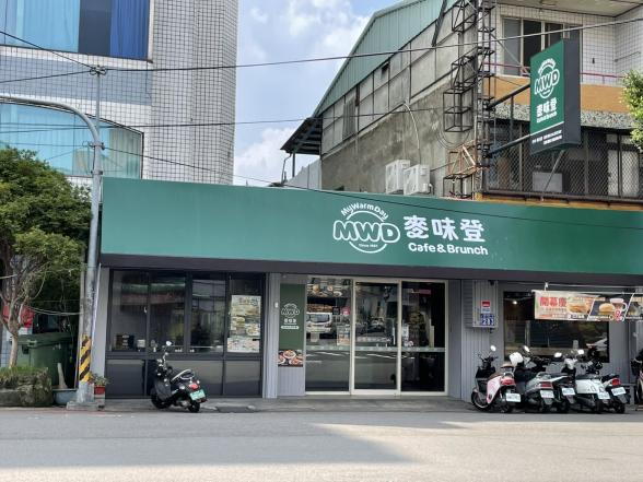 麥味登早午餐店，櫃檯收銀，內場工作人員