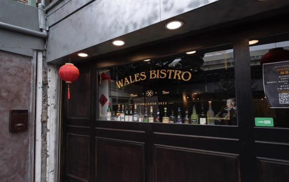 「逢甲餐酒館」吧台人員